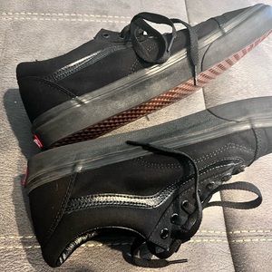 Men’s VANS Black on Black Old Skool Sneakers size 11.5 Like New condition.
